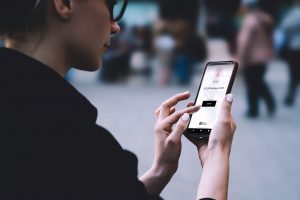 A person holding a cellphone.